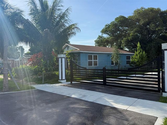 688 SW 7th Ter, Dania Beach, FL 33004