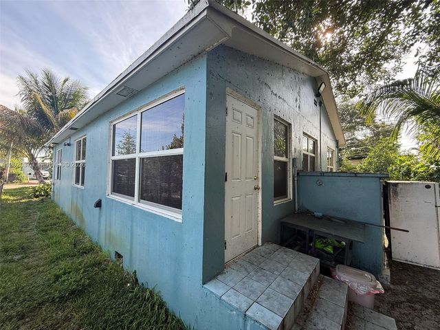 688 SW 7th Ter, Dania Beach, FL 33004