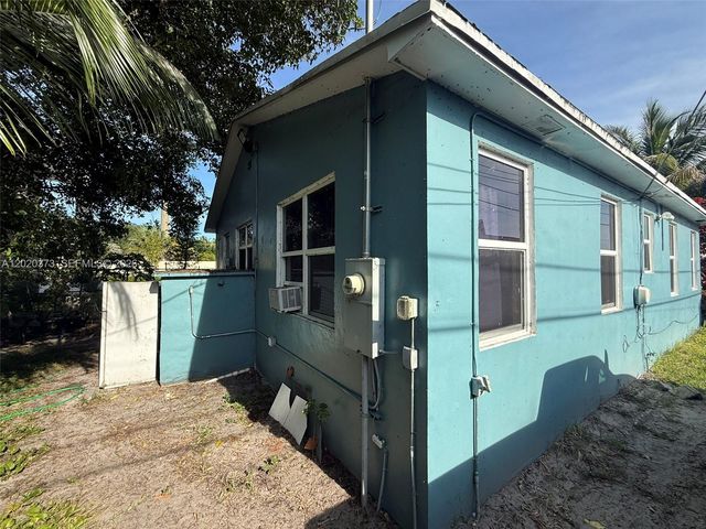 688 SW 7th Ter, Dania Beach, FL 33004