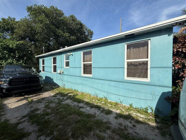 688 SW 7th Ter, Dania Beach, FL 33004