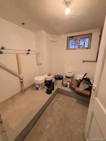 94 Lockman Avenue, Staten Island, NY 10303