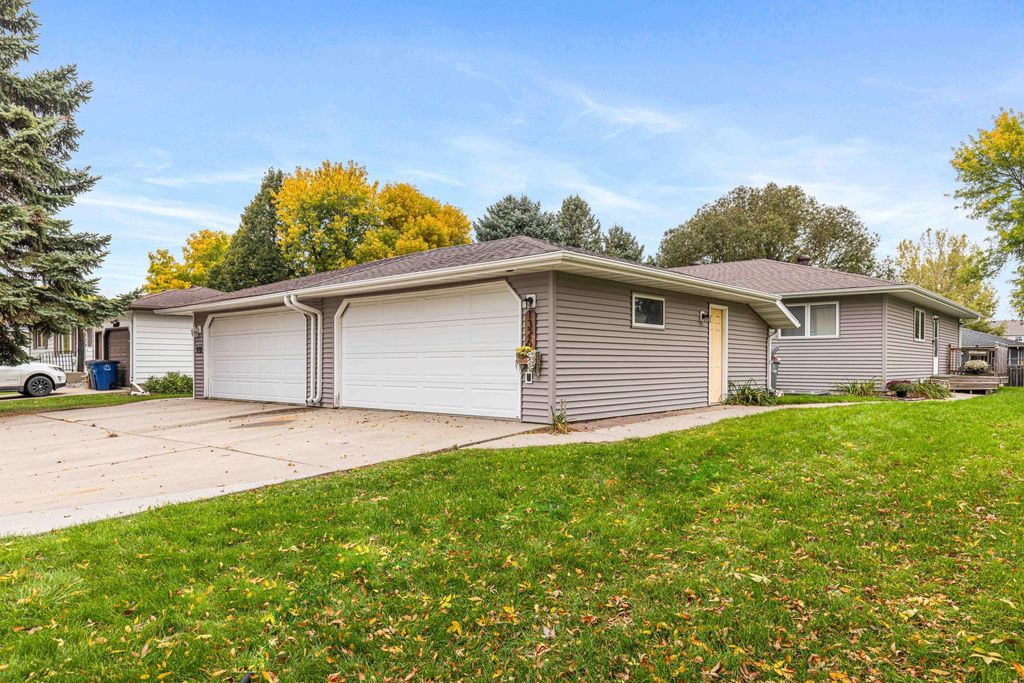 1326 35th Avenue S, Moorhead, MN 56560 — exterior