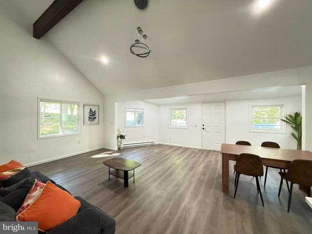 117 CLIFTON DR, Bushkill, PA 18324