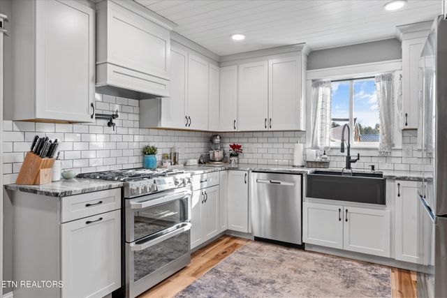 2940 Beecarter Rd, Dandridge, TN 37725