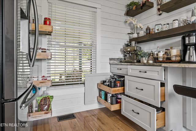 2940 Beecarter Rd, Dandridge, TN 37725