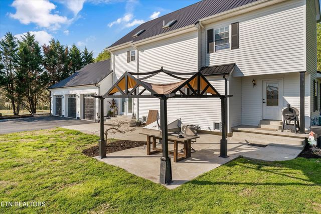 2940 Beecarter Rd, Dandridge, TN 37725