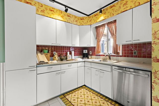 136 TERRACE AVE, Jc, Heights, NJ 07307