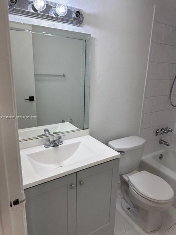 18051 NW 68th Ave J104, Hialeah, FL 33015