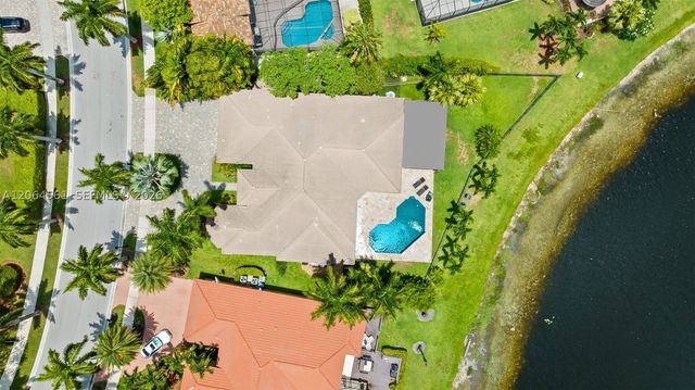 2498 Eagle Run Dr, Weston, FL 33327