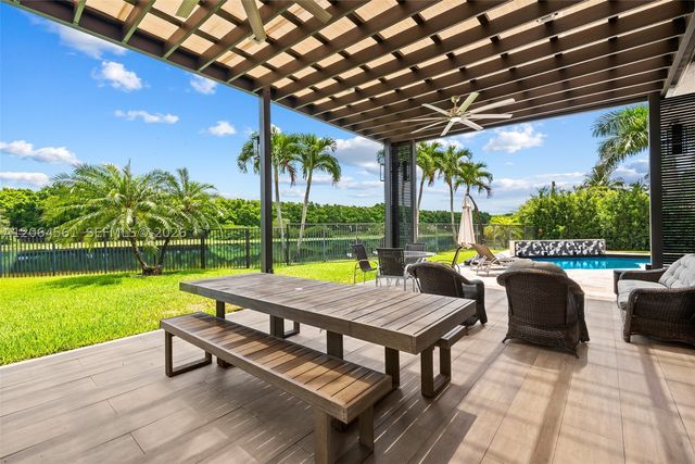 2498 Eagle Run Dr, Weston, FL 33327