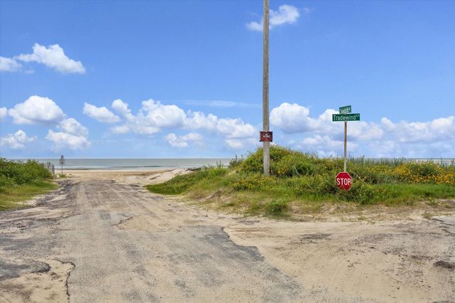 923 Tidelands Drive, Crystal Beach, TX 77650