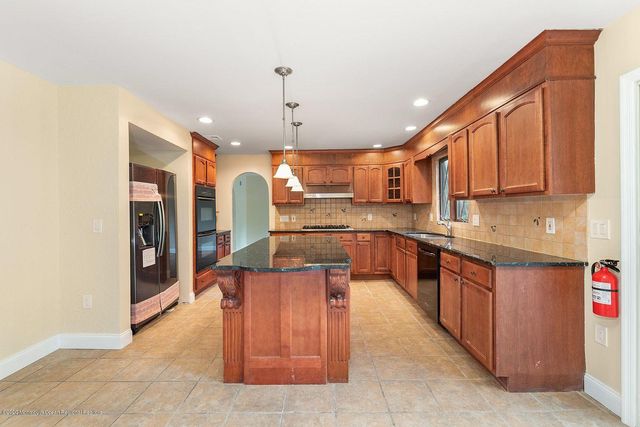 33 Heath Avenue, Oakhurst, NJ 07755