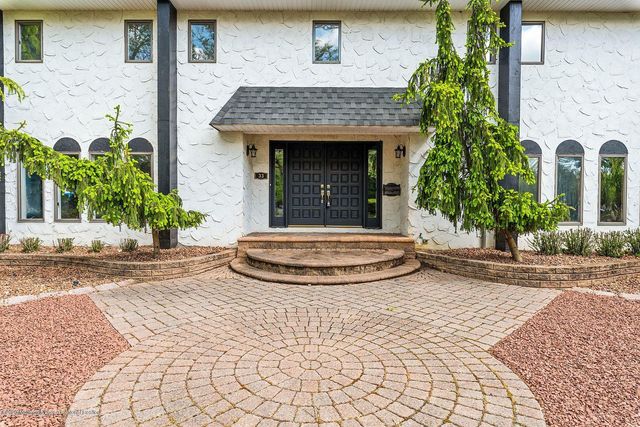 33 Heath Avenue, Oakhurst, NJ 07755