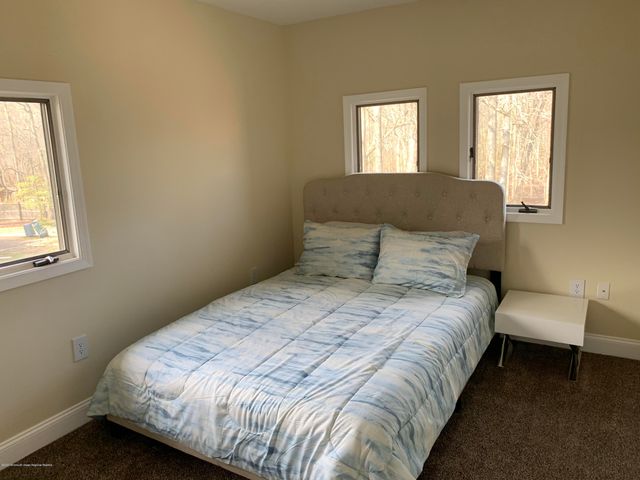 33 Heath Avenue, Oakhurst, NJ 07755