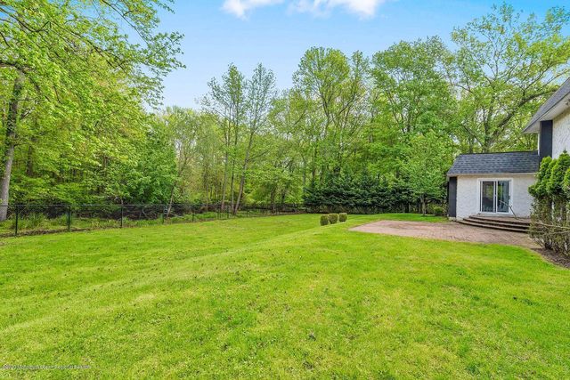 33 Heath Avenue, Oakhurst, NJ 07755