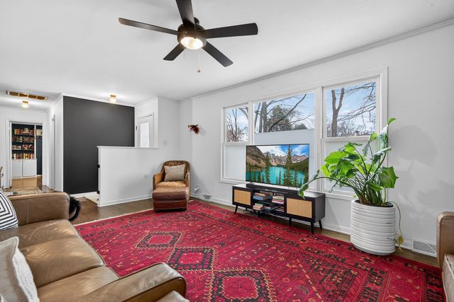 714 E Eisenhower Avenue, Palatine, IL 60074