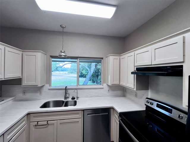 121 Autumn LN, Dripping Springs, TX 78620