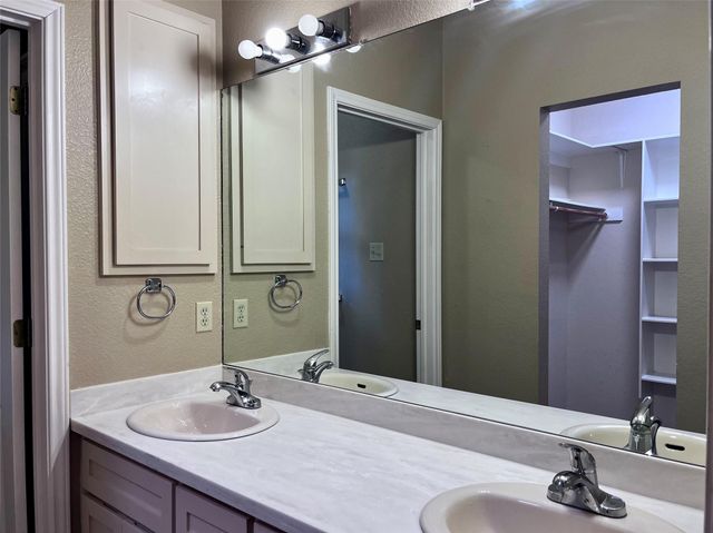 121 Autumn LN, Dripping Springs, TX 78620