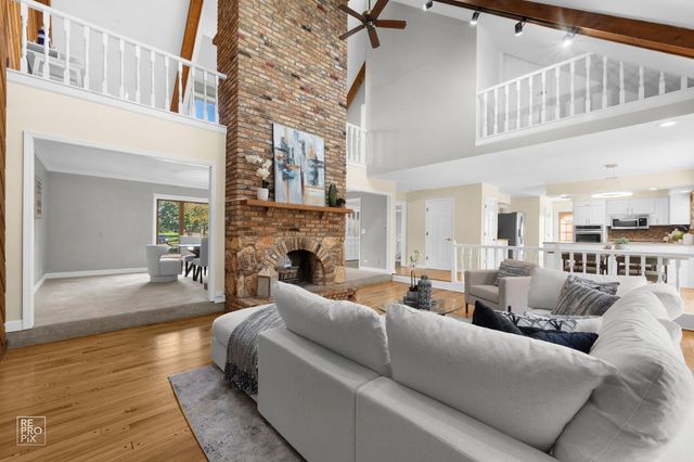 154 Saddle Brook Drive, Oak Brook, IL 60523