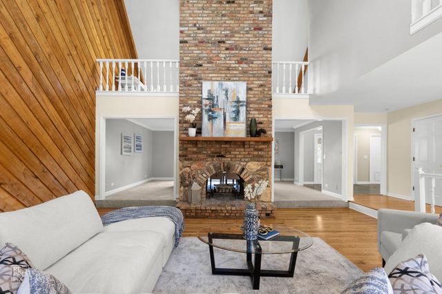 154 Saddle Brook Drive, Oak Brook, IL 60523
