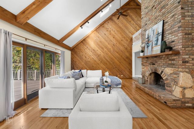 154 Saddle Brook Drive, Oak Brook, IL 60523