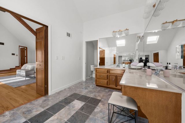 154 Saddle Brook Drive, Oak Brook, IL 60523