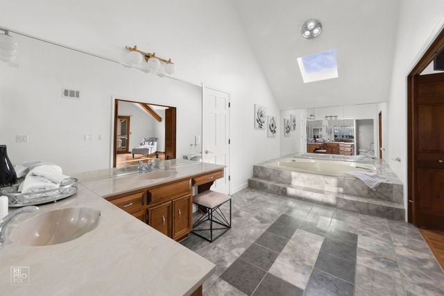 154 Saddle Brook Drive, Oak Brook, IL 60523