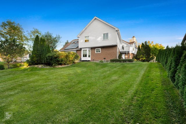 154 Saddle Brook Drive, Oak Brook, IL 60523