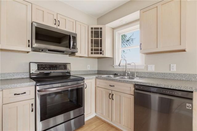 507 County Rd, Barrington, RI 02806