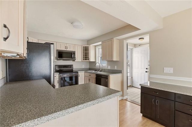 507 County Rd, Barrington, RI 02806