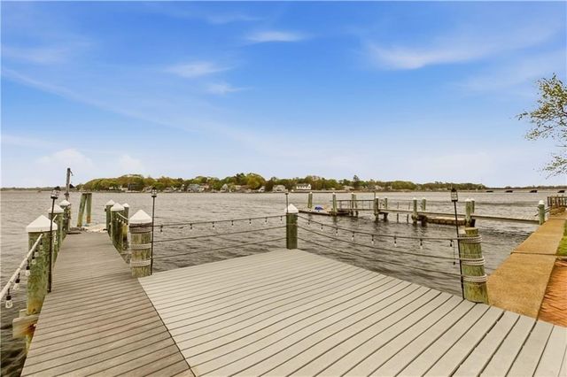 507 County Rd, Barrington, RI 02806