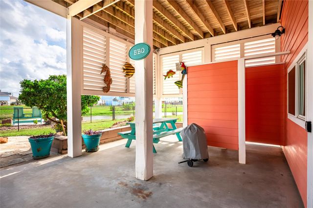 2296 E Crab Street, Crystal Beach, TX 77650
