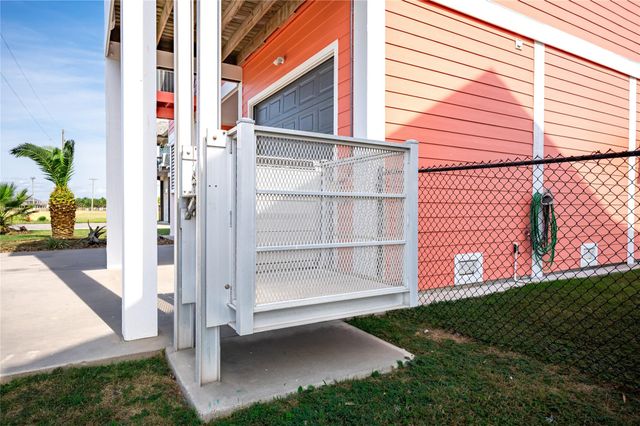 2296 E Crab Street, Crystal Beach, TX 77650