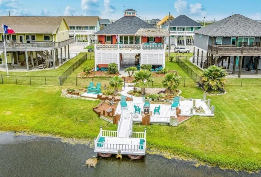 2296 E Crab Street, Crystal Beach, TX 77650