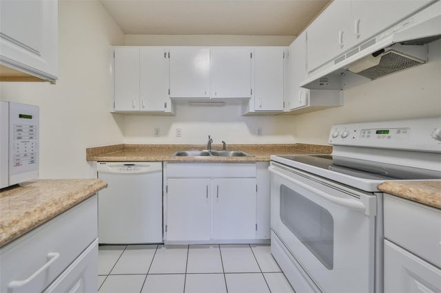 431 GLOUCESTER BOULEVARD, Sun City Center, FL 33573