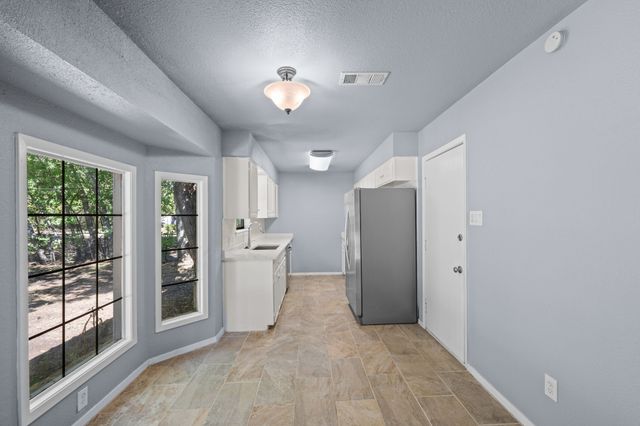 1729 W Doyle Street, Granbury, TX 76048
