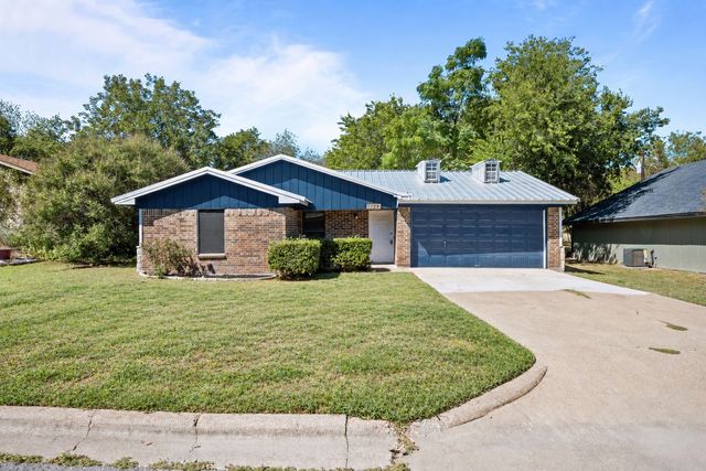 1729 W Doyle Street, Granbury, TX 76048