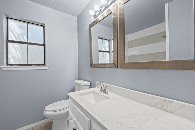 1729 W Doyle Street, Granbury, TX 76048