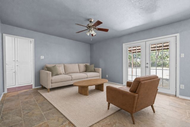 1729 W Doyle Street, Granbury, TX 76048