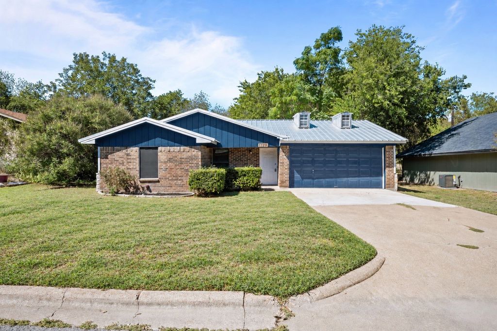 1729 W Doyle Street, Granbury, TX 76048 — photo 2
