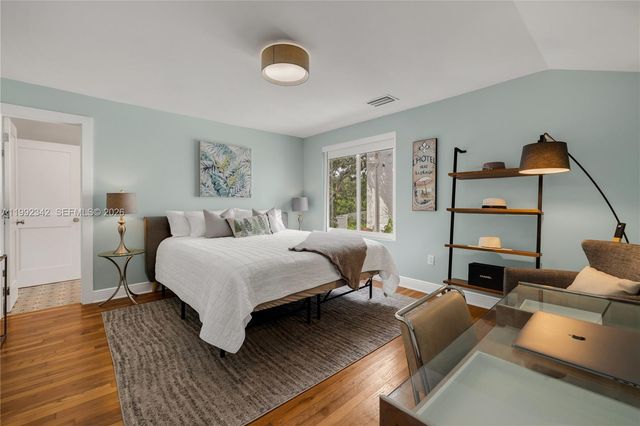 320 NE 88th St, El Portal, FL 33138