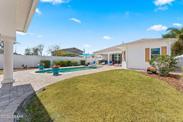 827 E 26th Avenue E, New Smyrna Beach, FL 32169