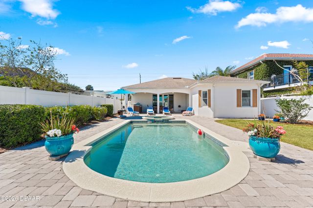 827 E 26th Avenue E, New Smyrna Beach, FL 32169