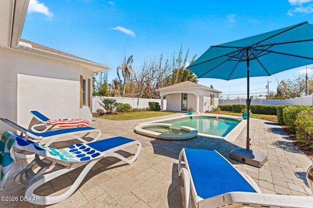 827 E 26th Avenue E, New Smyrna Beach, FL 32169