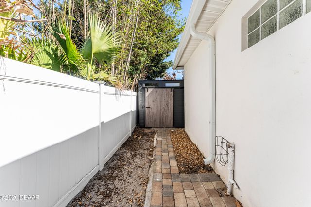 827 E 26th Avenue E, New Smyrna Beach, FL 32169