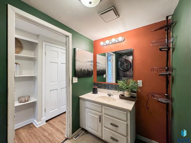 1324 E 6th St Street, Sioux Falls, SD 57103