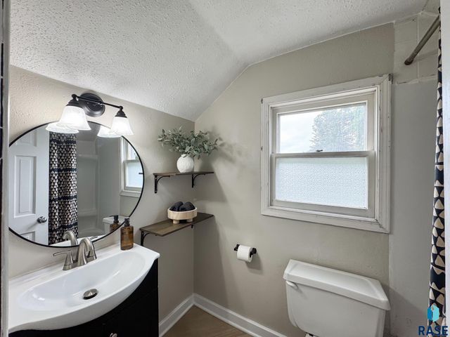 1324 E 6th St Street, Sioux Falls, SD 57103