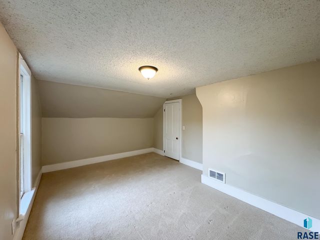 1324 E 6th St Street, Sioux Falls, SD 57103