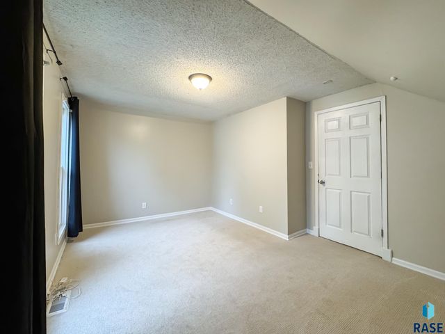 1324 E 6th St Street, Sioux Falls, SD 57103