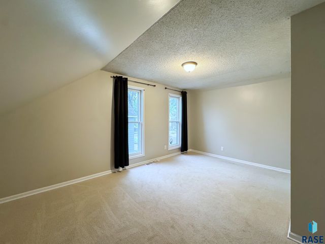 1324 E 6th St Street, Sioux Falls, SD 57103